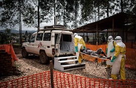 (ARCHIVO) Personal de salud traslada a un paciente a un hospital después de que se confirmara que no tenía ébola dentro de un Centro de Tratamiento de Ébola, apoyado por MSF (Médicos Sin Fronteras) en Butembo, República Democrática del Congo.
