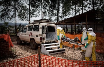 (ARCHIVO) Personal de salud traslada a un paciente a un hospital después de que se confirmara que no tenía ébola dentro de un Centro de Tratamiento de Ébola, apoyado por MSF (Médicos Sin Fronteras) en Butembo, República Democrática del Congo.