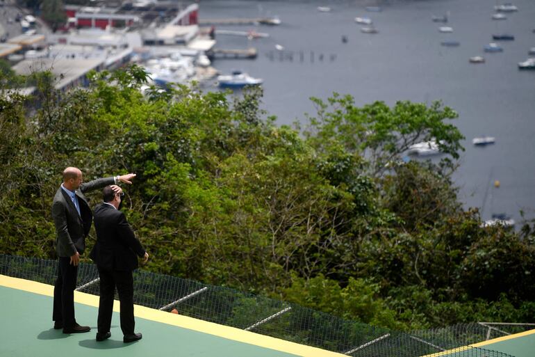 El príncipe de Gales conversa con el alcalde de Río de Janeiro, Eduardo Paes, en el Pan de Azúcar de Río de Janeiro. (Daniel RAMALHO / AFP)