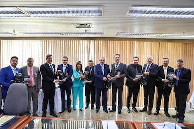 Los directores paraguayos obsequiaron a sus pares brasileños un kit de tereré en las reuniones ordinarias 1.185ᵃ y 1.186ᵃ, el Directorio Ejecutivo de la Itaipú Binacional.