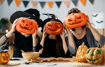 Cortar una calabaza de Halloween.