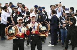 Los finlandeses Sami Pajari (d) y Marko Salminen festejan el triunfo en el Rally del Paraguay 2026.
