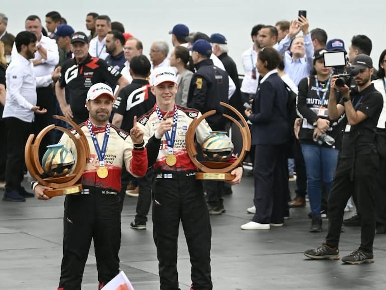 Los finlandeses Sami Pajari (d) y Marko Salminen festejan el triunfo en el Rally del Paraguay 2026.