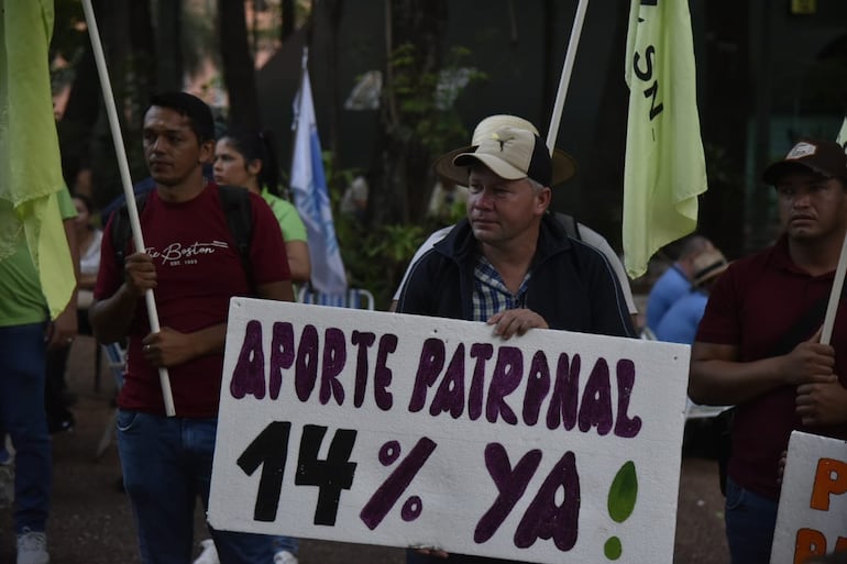 Docentes se congregan en la Plaza Uruguaya este 11 de marzo, en expectativa ante el tratamiento del proyecto de la reforma de la caja fiscal en la Cámara de Senadores.
