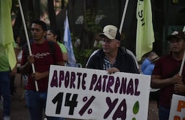 Docentes se congregan en la Plaza Uruguaya este 11 de marzo, en expectativa ante el tratamiento del proyecto de la reforma de la caja fiscal en la Cámara de Senadores.