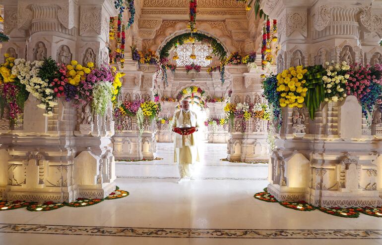 El primer ministro de la India, Narendra Modi, entra al templo de Ram para consagrarlo oficialmente en Ayodhya, en el estado indio de Uttar Pradesh.