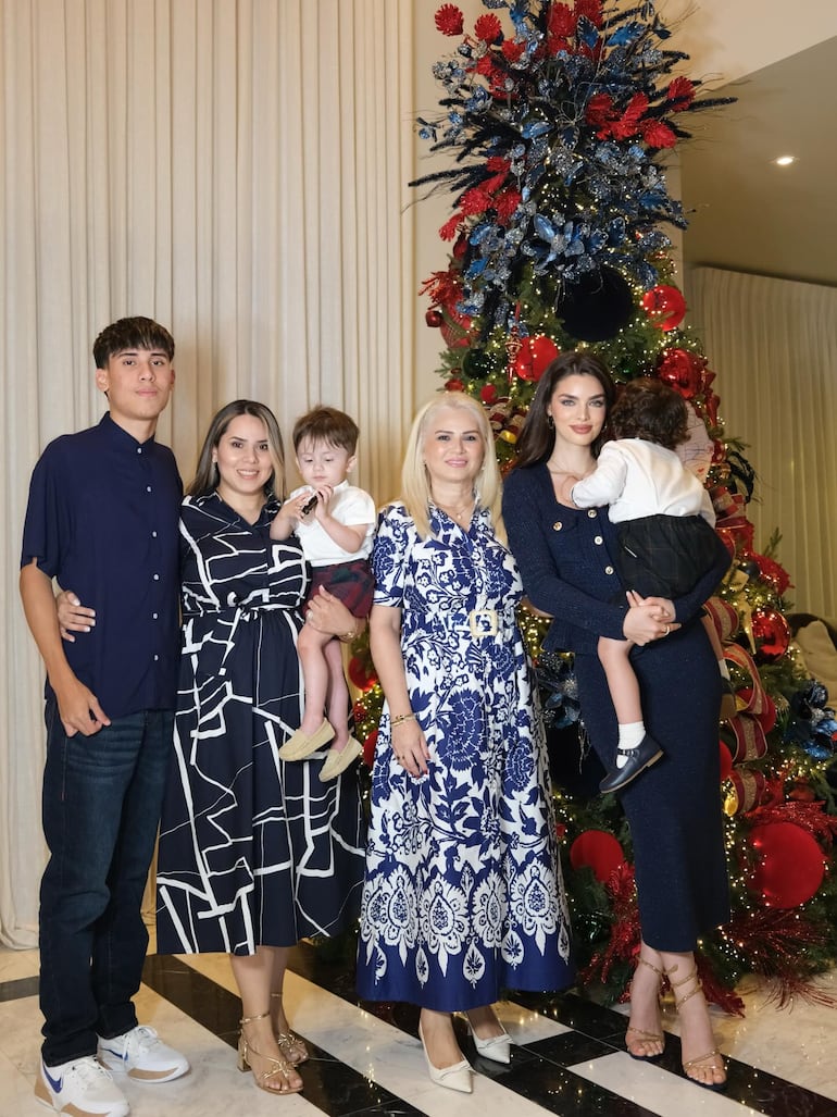 Nadia Ferreira con su hijo Marquito, su mamá Ludy, su hermana Eli y sus sobrinos Mauri y Maxi. (Instagram/Ludy Ferreira)