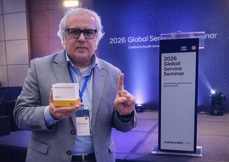 Héctor Lovera, gerente de Posventa, celebra este importante reconocimiento logrado por Automotor.