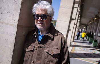 El director español Pedro Almodóvar posó para fotógrafs tras la presentación de la 79º edición del Festival de Cannes.