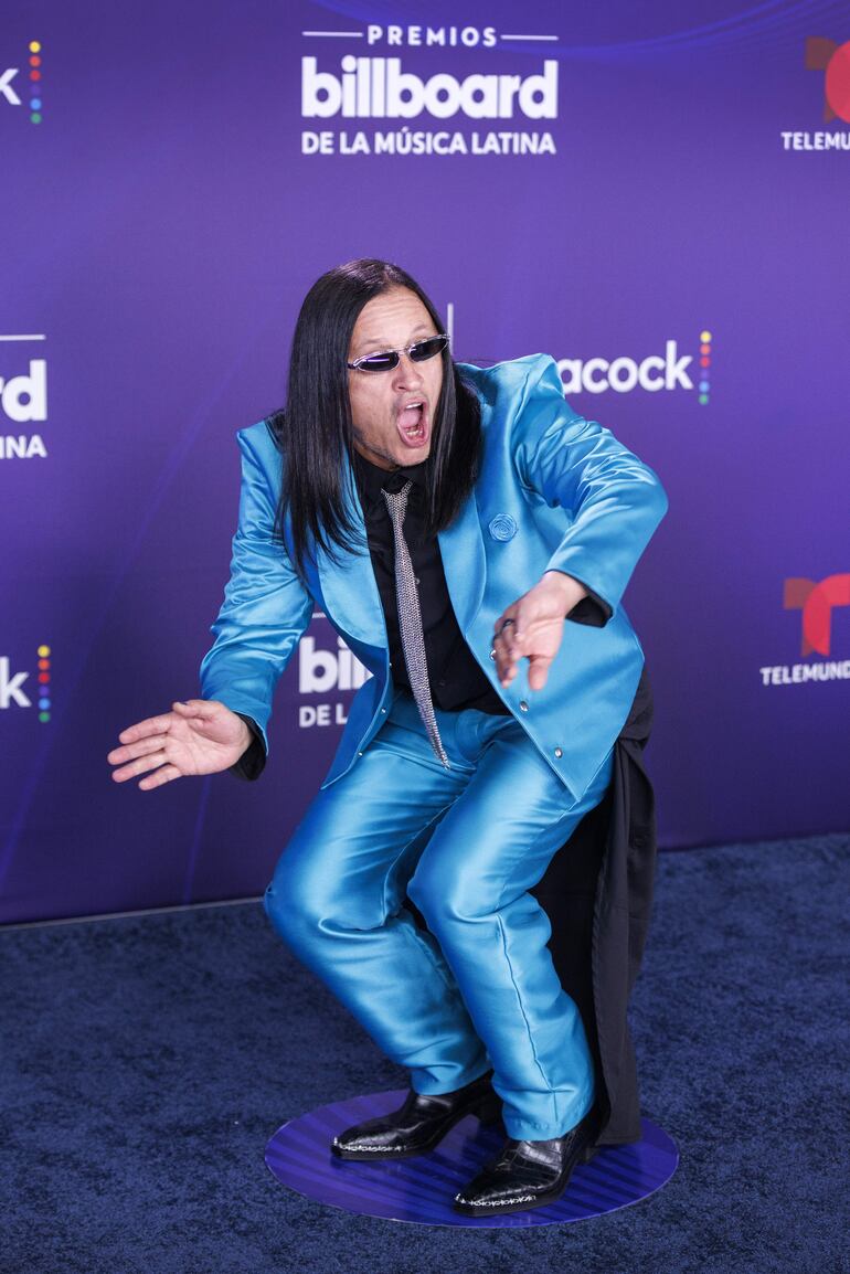 ¡Con toda la onda! Elvis Crespo a su arribo al James L. Knight Center de Miami para la entrega de los Billoard Latinos. (EFE/EPA/CRISTOBAL HERRERA-ULASHKEVICH)
