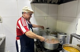 Con la albirroja puesta, uno de los cocineros del Mercado 4 demostró su respaldo total para la selección paraguaya.
