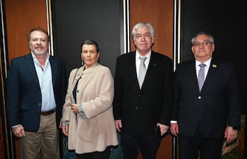 La Asociación del Cuerpo Consular del Paraguay llevó a cabo una Sesión de Honor con la presencia de destacadas autoridades nacionales y la participación activa de embajadores y consules, los miembros de la Asoconsular. Esta importante reunión institucional busca estrechar los lazos de cooperación bilateral, fortalecer la agenda diplomática conjunta y analizar diversos temas estratégicos orientados a optimizar la asistencia y la gestión consular en el país durante el actual período de trabajo. En la foto Javier Bernardes, Maris Llorens, Carlos Jorge Biedermann y Fernando Fronciani.