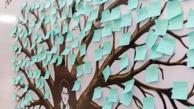 A través del “Árbol de la Santidad”, los participantes dejaron por escrito sus intenciones y compromisos para llevar los valores de la fe a la vida cotidiana.