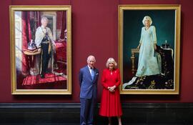 El rey Carlos III y la reina Camila posan con sus retratos oficiales de la coronación, en la National Gallery, en el centro de Londres.