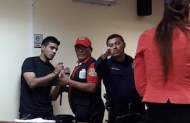 A la izquierda, se observa esposado a Isaías Raúl Torres durante el juicio.