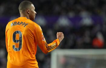 Kylian Mbappé celebrando uno de los goles que anotó para el Real Madrid