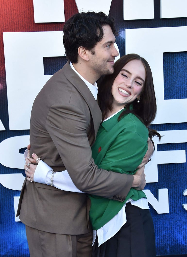 ¡Hermosa parejita! Nat Wolff y Billie Eilish en el estreno de “Billie Eilish: Hit Me Hard and Soft - The Tour Live in 3D” en el Village Theatre. (Chris DELMAS / AFP)