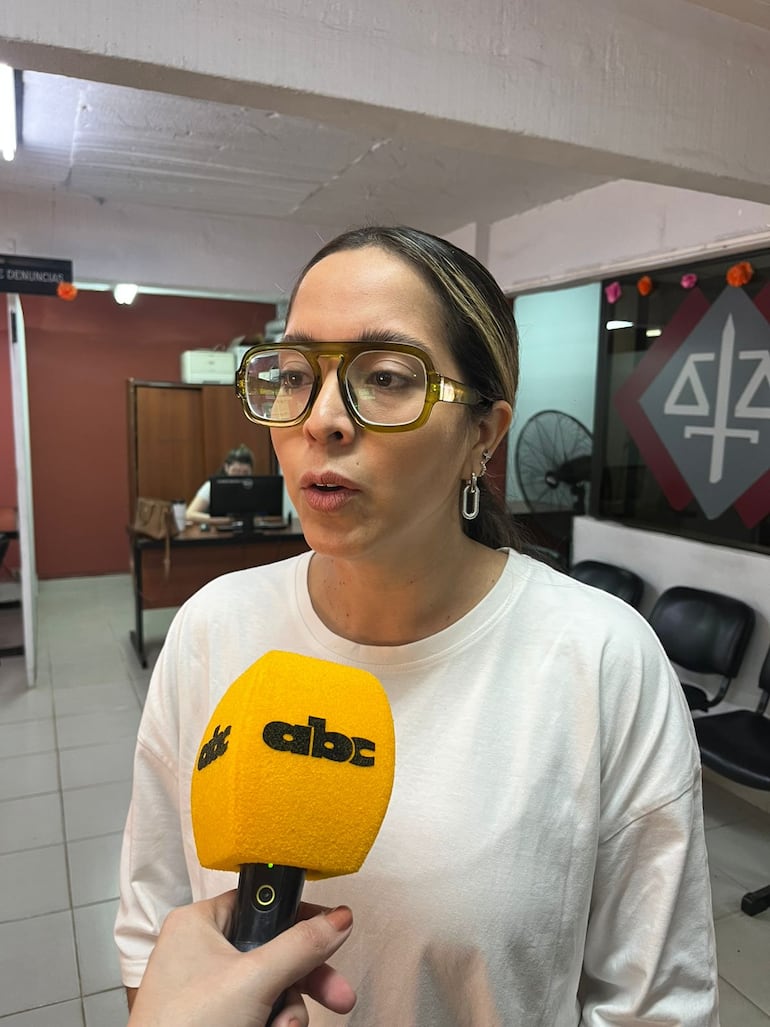 Natalia Benítez hija de Nancy Elizabeth Franco mujer a quien le extrajeron las dos mamas en IPS Ingavi en presunta mala praxis.
