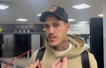 El defensor uruguayo, Bryan Daniel Bentaberry Varela (28 años) en su arribo al país para convertirse en nuevo jugador de Olimpia.