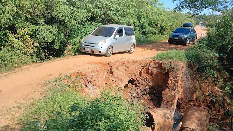 Peligroso desmoronamiento de una transitada calle del barrio Potrerito de Coronel Oviedo