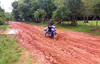 Vecinos de Ibañez Rojas reclaman un camino de todo tiempo ante el abandono de las autoridades y las dificultades para llegar a la ciudad.