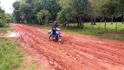 Vecinos de Ibañez Rojas reclaman un camino de todo tiempo ante el abandono de las autoridades y las dificultades para llegar a la ciudad.