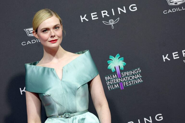 Elle Fanning llegando espléndida al Palm Springs International Film Festival en California. (Kevin Winter/Getty Images/AFP)
