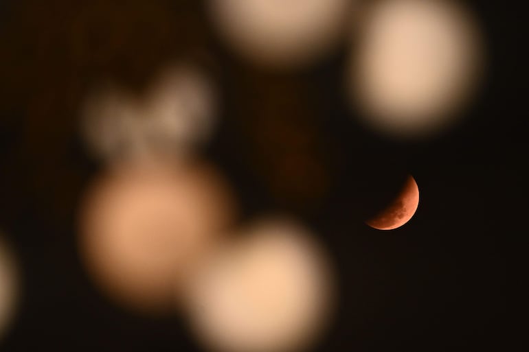 Una luna llena, también conocida como la “luna de sangre”, se observa en Yangon el 3 de marzo de 2026 durante un eclipse lunar total.