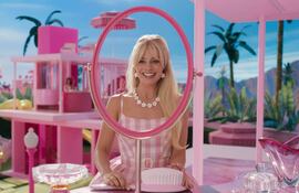 Fotografía cedida por Warner Bros donde aparece la actriz Margot Robbie durante un fragmento de la película "Barbie".