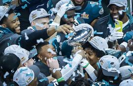 Los miembros del equipo de los Philadelphia Eagles sostienen el Trofeo Vince Lombardi mientras celebran la derrota de los Kansas City Chiefs durante el Super Bowl LIX en el Caesars Superdome en Nueva Orleans, Luisiana, EE.UU.