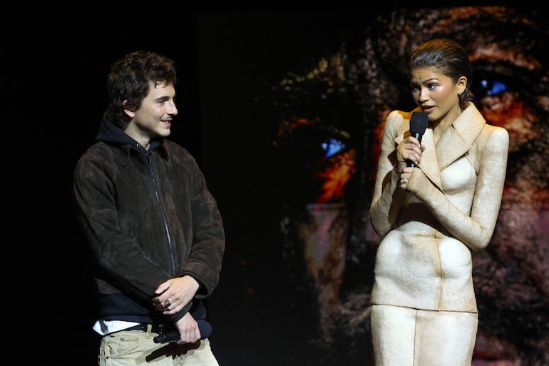 Timothée Chalamet y Zendaya participando de CinemaCon, en Las Vegas, Nevada. (VALERIE MACON / AFP)