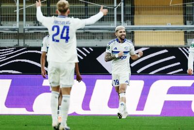 El paraguayo Julio Enciso (d), jugador de Racing de Estrasburgo, festeja un gol en el partido frente al BK Hacken por la tercera fecha de la Fase Liga de la Conference League en Gotemburgo, Suecia.