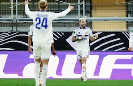 El paraguayo Julio Enciso (d), jugador de Racing de Estrasburgo, festeja un gol en el partido frente al BK Hacken por la tercera fecha de la Fase Liga de la Conference League en Gotemburgo, Suecia.