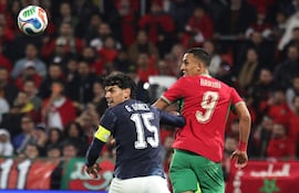 Gustavo Gómez, en acción durante el amistoso de este martes entre Marruecos y Paraguay, disputado en la ciudad francesa de Lens, donde los africanos ganaron por 2-1.