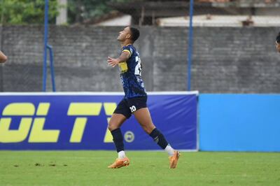 El lateral izauierdo auriazul, Fredy Ayala sale a festejar el polémico tanto de apertura en Villa Hayes. (Foto: APF)