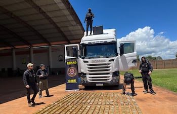 Agentes de la Senad exhiben un cargamento de más de 400 kilogramos de clorhidrato de cocaína que fue hallado ayer en un camión que circulaba por Amambay con destino a Brasil.