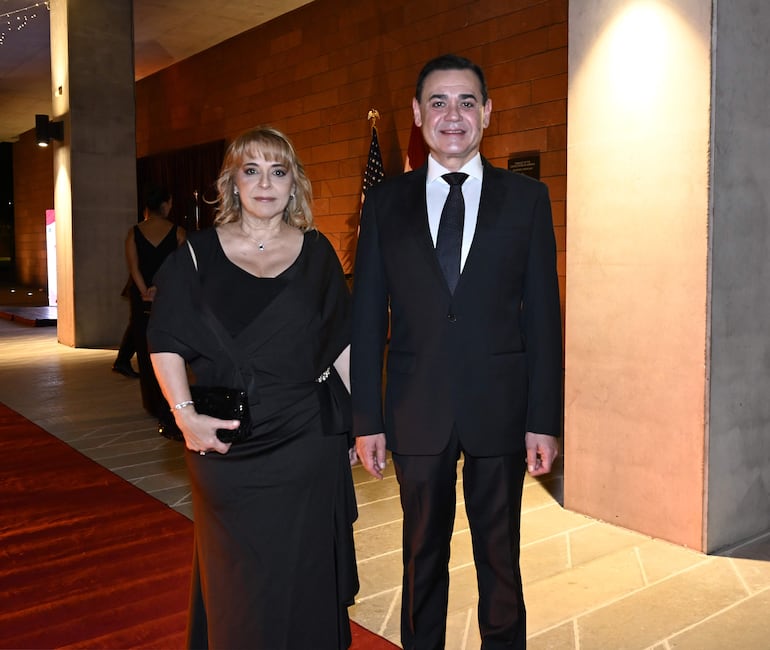 Adriana de Ramírez y Rubén Ramírez Lezcano, ministro de Relaciones Exteriores.