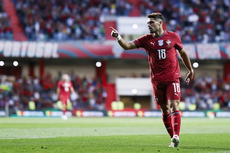 El centrocampista de Portugal #18 Pedro Neto celebra haber marcado el gol del empate o el gol de apertura durante el partido de fútbol amistoso internacional entre Portugal y Nigeria en el Estadio Magalhaes Pessoa en Leiria.