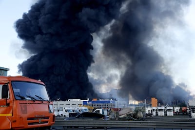Humo se eleva de un almacén de la empresa rusa Wildberries en San Petersburgo luego de un ataque ucraniano.