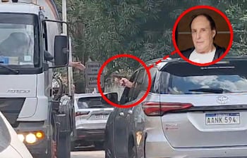 Luciano Pereira Castelo dentro de su camioneta, apuntando con una pistola hacia el exterior, frente a un camionero en una calle transitada.