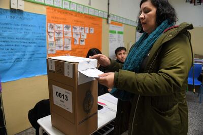 Ciudadanos votaron en las elecciones Primarias, Abiertas, Simultáneas y Obligatorias (PASO), en la Escuela Normal Superior Número 3 Bernardino Rivadavia en el barrio de San Telmo, en Buenos Aires (Argentina). EFE/Enrique García Medina