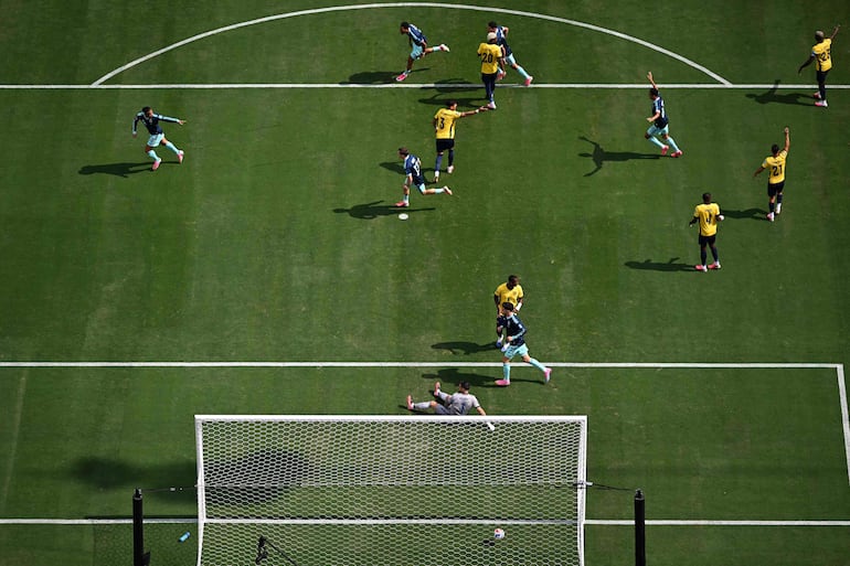 Definición de Leroy Sané para establecer el 1-0 de Alemania contra Ecuador. 