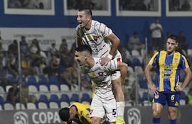 El volante de Cerro Porteño, Jorge Morel levanta al juvenil César Bobadilla, tras anotar el tercer tanto azulgrana.