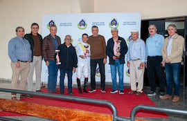 La gente del stud Kika, recibiendo los premios por el triunfo de Four White Legs en la Polla de Potrancas, el pasado domingo, en el Jockey Club.
