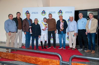 La gente del stud Kika, recibiendo los premios por el triunfo de Four White Legs en la Polla de Potrancas, el pasado domingo, en el Jockey Club.