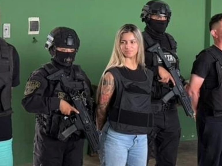 Tatiana Marset, en medio de los otros extranjeros que fueron detenidos con ella en una casa de seguridad de Sebastián Marset.