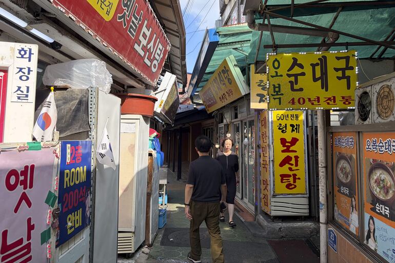 Los dos últimos restaurantes del callejón del 'bosintang' del mercado Sinjin en el centro de Seúl.
