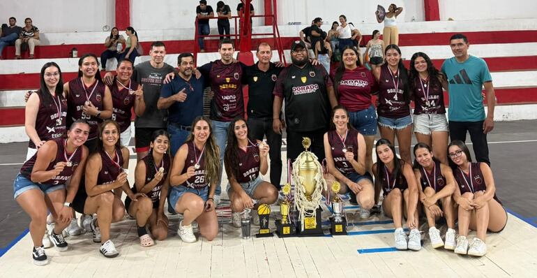 El equipo femenino del Club El Dorado, campeón tras vencer al Club Adolfo Riquelme. (Foto gentileza)