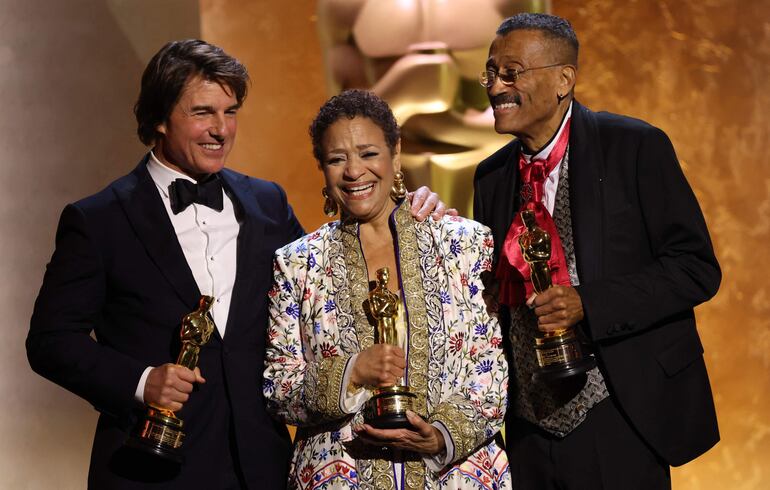 Tom Cruise, Debbie Allen y Wynn Thomas posan con sus estatuillas tras la ceremonia realizada por la Academia de Hollywood.
