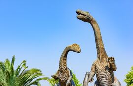 Esculturas de dinosaurios al aire libre en el Parque Valle Mundial de los Dinosaurios de Lufeng, Yunnan, China. Imagen ilustrativa.